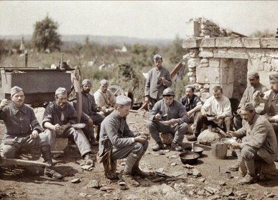 Soldados franceses del 370º Regimiento de Infantería comiendo sopa durante la batalla del Aisne, Francia, 1917 de Fernand Cuville